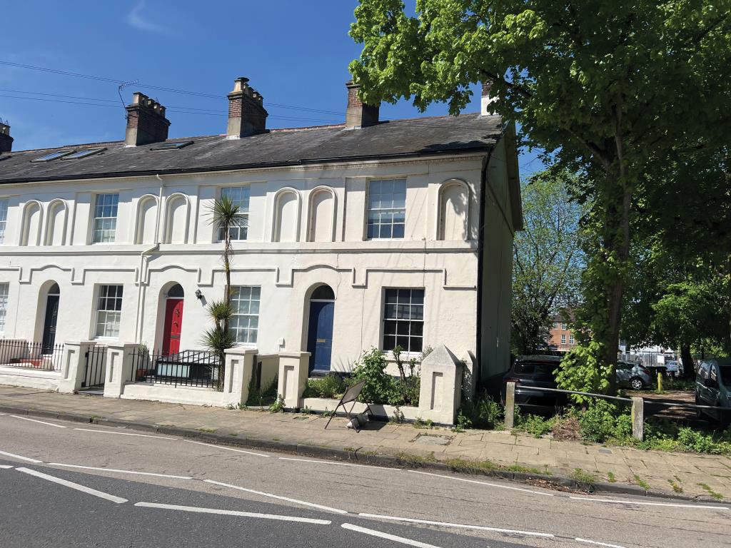 Lot: 61 - END-TERRACE CITY CENTRE PROPERTY FOR IMPROVEMENT - External view of 27 Eastgate Street Winchester